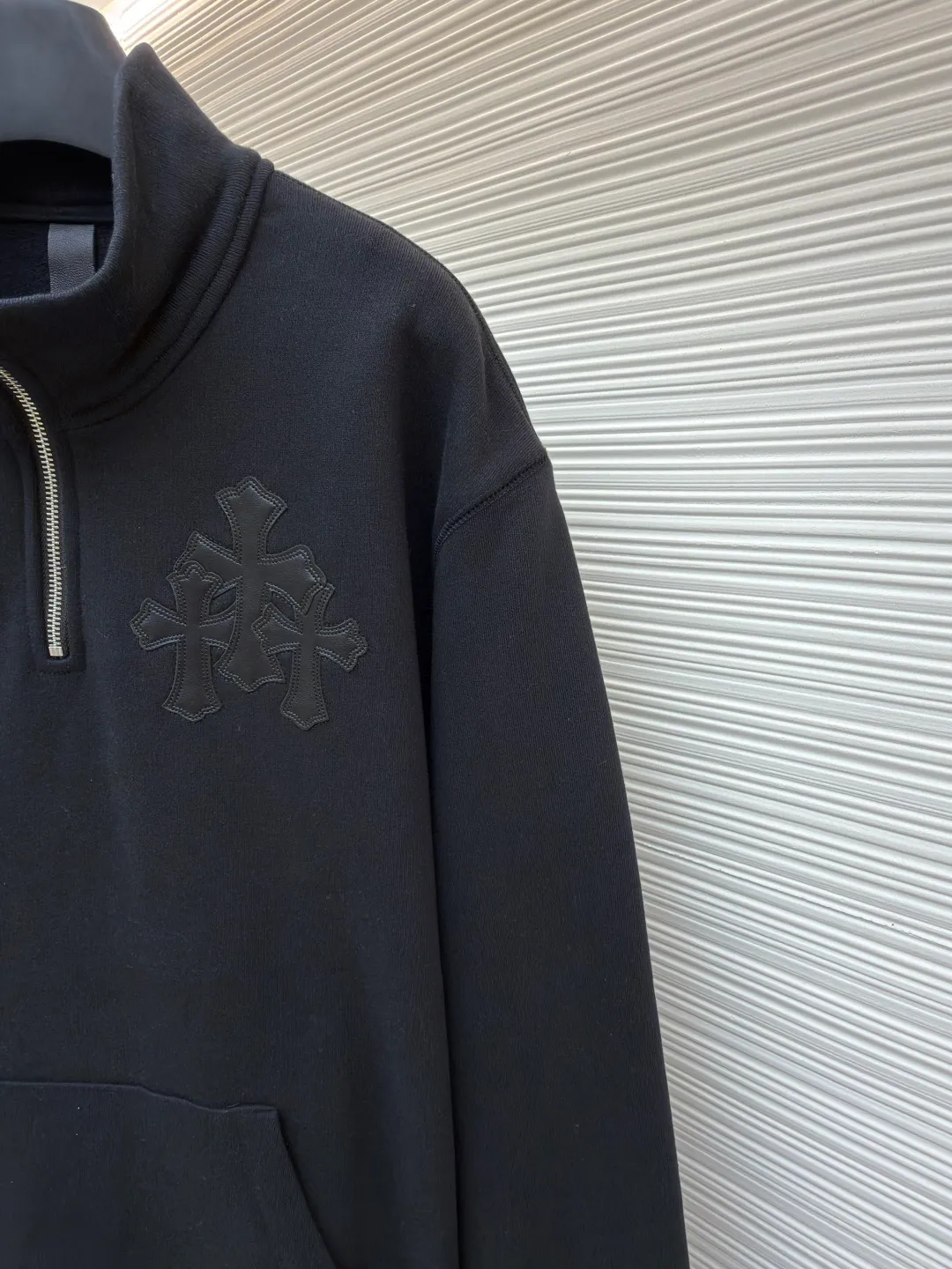 Chrome Hearts leather cross half-zip sweatshirt ●Original version: purchased and developed in 20999 ●Item number: 16802137-A75 ●Material: cotton fabric ●Technology: leather production ●Color: black ●Version: fitted version ●Weight: about 920 grams ●Size: S-M-L-XL ●Description: Made of high-weight pure cotton terry fabric, pre-shrunk to ensure wearing stability, three-dimensional leather cross labeling The half-zip neckline is equipped with a dagger-shaped zipper pull, combined with a curved hem and a kangaroo pocket. The overall wiring is straight and delicate, the fabric is comfortable and soft, and the color is consistent without color difference. It can be matched with the same style to create a fashionable look and control various occasions. Customized accessories, complete with three standards, same style for men and women!